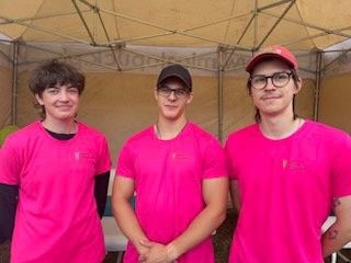 Triathlon STONEMAN uczniowie w różowych koszulkach na zawodach.